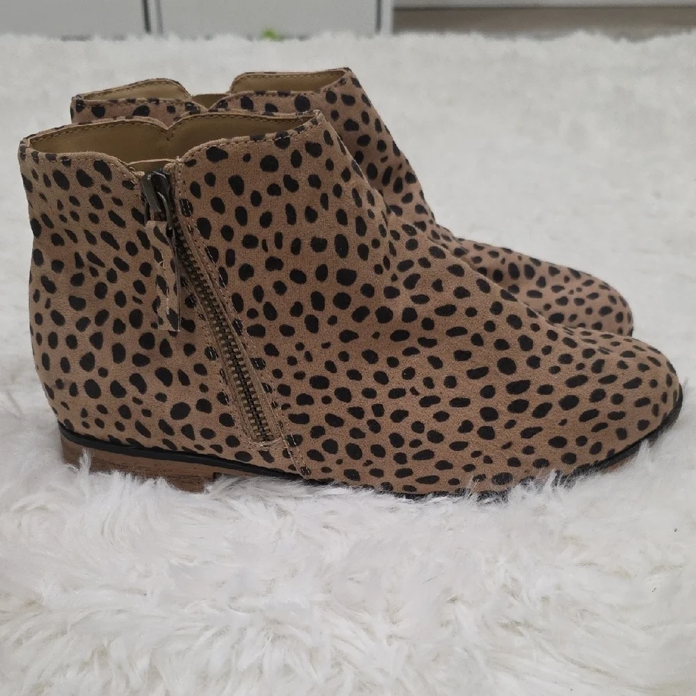 Cat & Jack LeopardPrint Booties. Size 5